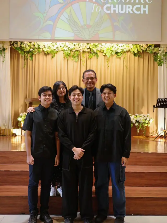 7 Potret Kenangan Jerome Polin dengan Mendiang Ayah, Penuh Kehangatan dan Bikin Haru