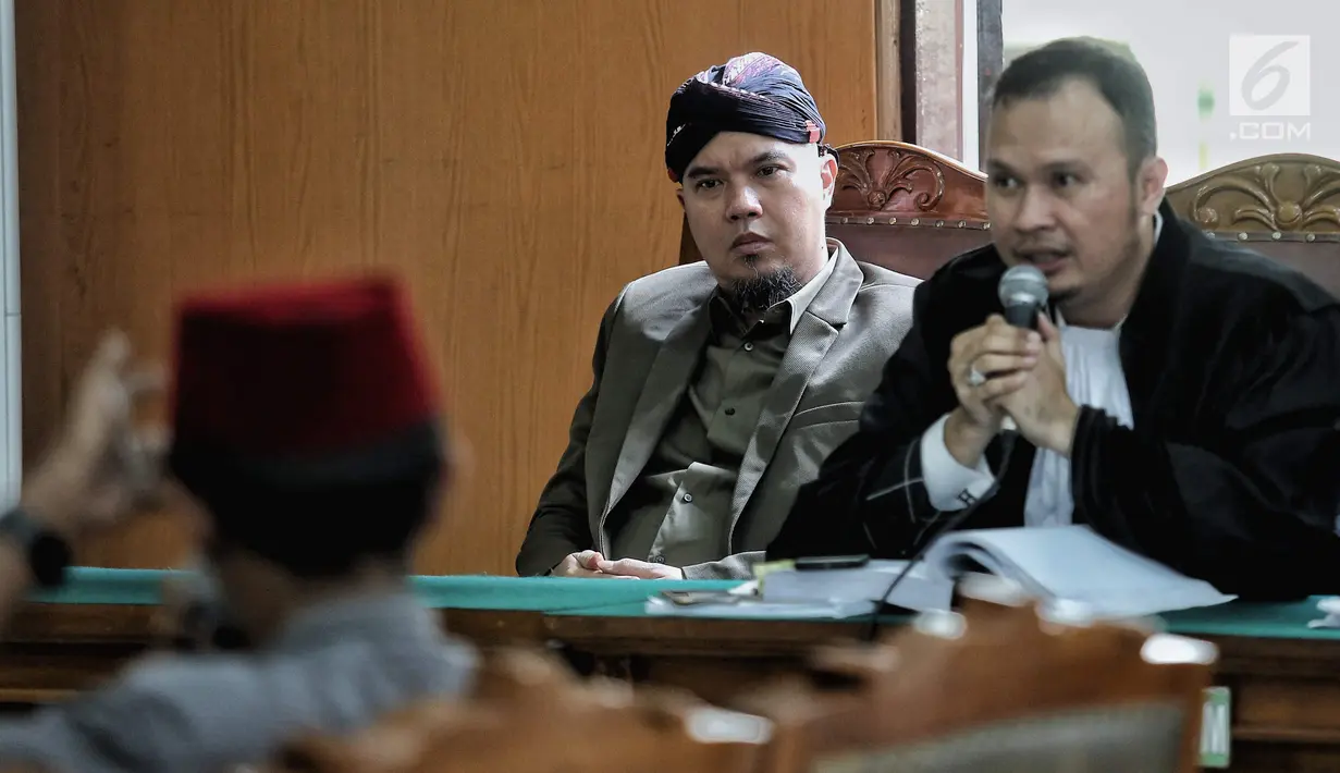 Musisi Ahmad Dhani hadir dalam lanjutan kasus ujaran kebencian di PN Jakarta Selatan, Senin (17/9). Agenda sidang adalah pemeriksaan saksi meringankan. (Liputan6.com/Faizal Fanani)