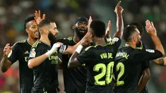 Pemain Real Madrid Karim Benzema (kedua kiri) merayakan dengan rekan satu timnya usai mencetak gol ke gawang Elche pada pertandingan sepak bola La Liga Spanyol di Stadion Martinez Valero, Elche, Spanyol, 19 Oktober 2022. Real Madrid mengalahkan Elche dengan skor 3-0. (AP Photo/Alberto Saiz)