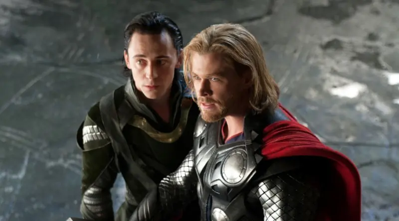 Tom Hiddleston dan Chris Hemsworth di film Thor. foto: screen rant