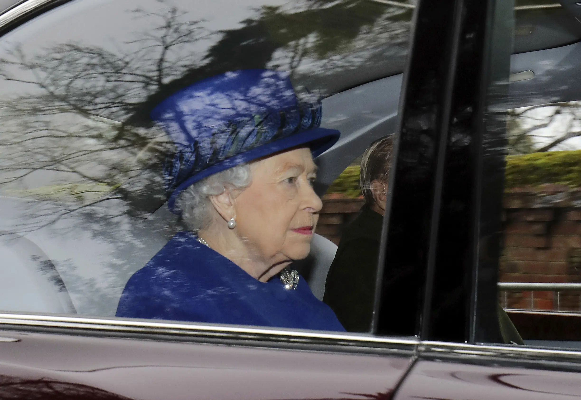 Tampilan perdana Ratu Elizabeth pada tahun 2017 adalah saat menghadiri Misa Minggu di gereja St Mary Magdalena di Sandringham (Associated Press)