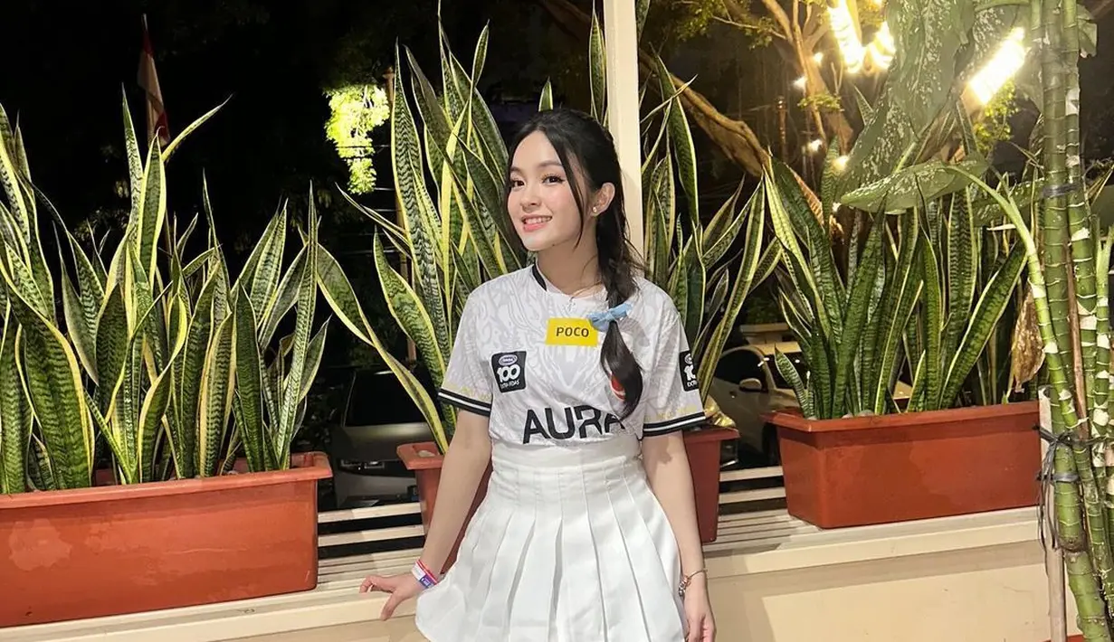 Penampilan gemas Eca Aura memadukan kaus jersey putih dengan mini pleated skirt, kaus kaki, dan sneakers yang semuanya juga berwarna putih. [Foto: Instagram/elsaajapasal]