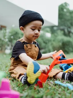 Aktivitas bermain dan bereksplorasi membuat anak perlu memiliki rutinitas personal care yang mendukung kebersihan dan kenyamanan sehari-hari. (Foto/Dok: Pexels)
