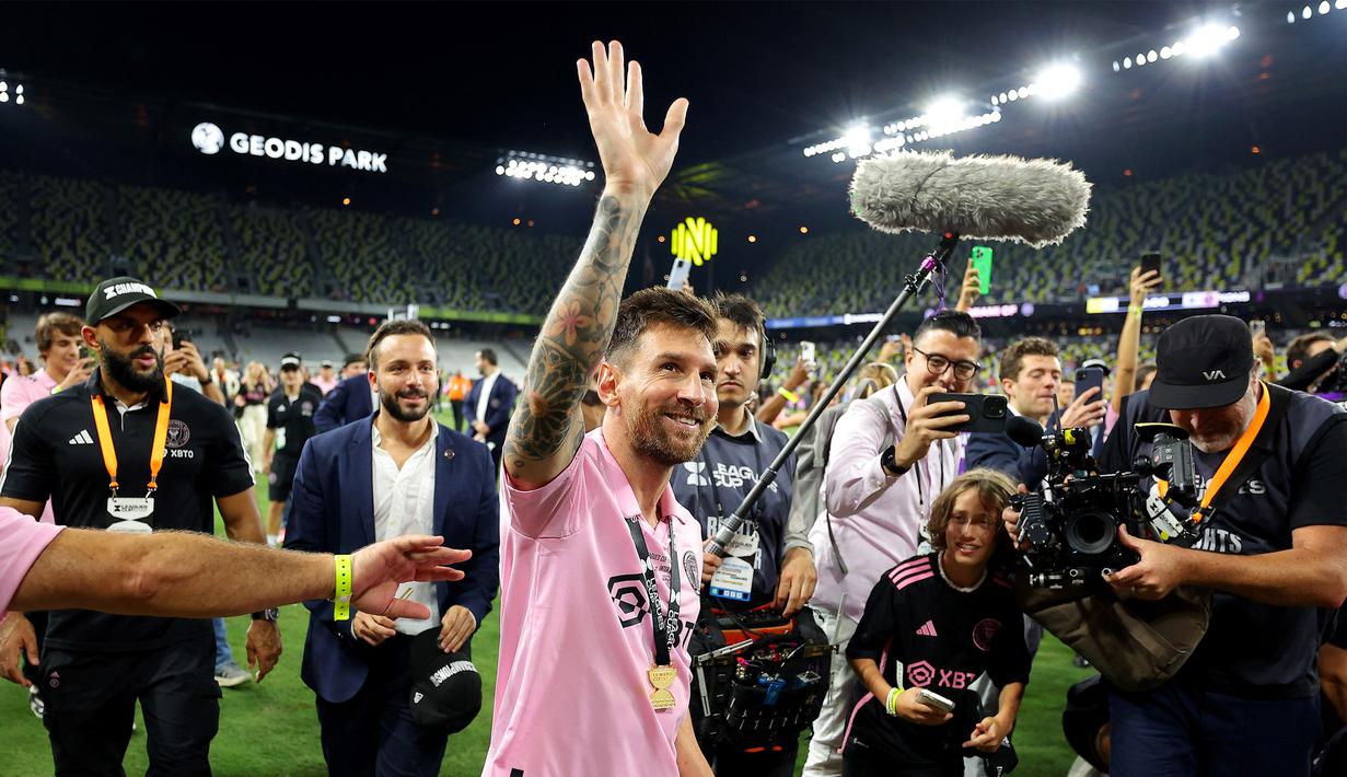 Pemain Inter Miami, Lionel Messi, menyapa suporter yang hadir setelah membawa klubnya meraih juara  Leagues Cup 2023 yang berlangsung di Geodis Park, Minggu (20/8/2023). Messi yang baru tampil sebanyak tujuh kali bagi The Herons menjadi primadona baru setelah membawa perubahan besar denagn membawa pulang trofi untuk pertama kalinya. (AFP/Getty Images/Kevin C. Cox)