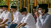 Calon Wali Kota Surabaya Eri Cahyadi dan Calon Wakil Wali Kota Armudji berziarah ke tiga makam pahlawan nasional. (Foto: Dok Istimewa)