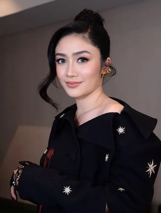Rambut panjang Febby Rastanty ditata dengan high updo yang sisakan curly bang belah samping. Bikin pesona ibu Bhayangkari-nya makin terpancar [@febbyrastanty]