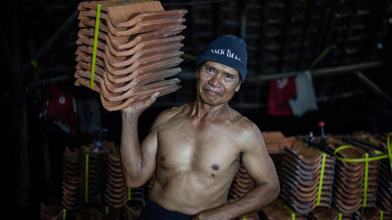 FOTO: Binaraga Genteng: Aksi Pekerja Jatiwangi Pamer Otot demi Selamatkan Tradisi
