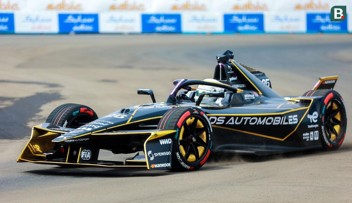 Pembalap Team DS Penske, Jean-Eric Vergne memacu mobilnya dalam sesi kualifikasi Formula E yang berlangsung di Sirkuit Internasional e-Prix, Ancol, Jakarta, Sabtu (21/06/2025) WIB. (Bola.com/M Iqbal Ichsan)
