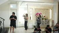 6 Potret Ruang Tamu Rumah Rizky Febian dan Mahalini, Mewah dengan Sentuhan Putih-Krem