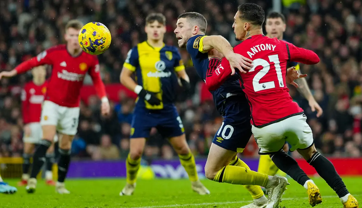 Jual beli serangan terus dilancarkan Man United dan Bournemouth. Namun hingga turun minum, tak ada gol tambahan yang tercipta. (AP Photo/Jon Super)