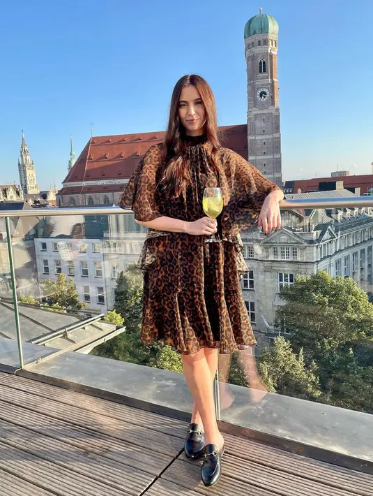 Selain sang ibu, ia juga punya kakak perempuan yang cantik jelita bernama Gemma Styles. (Instagram @gemmastyles)