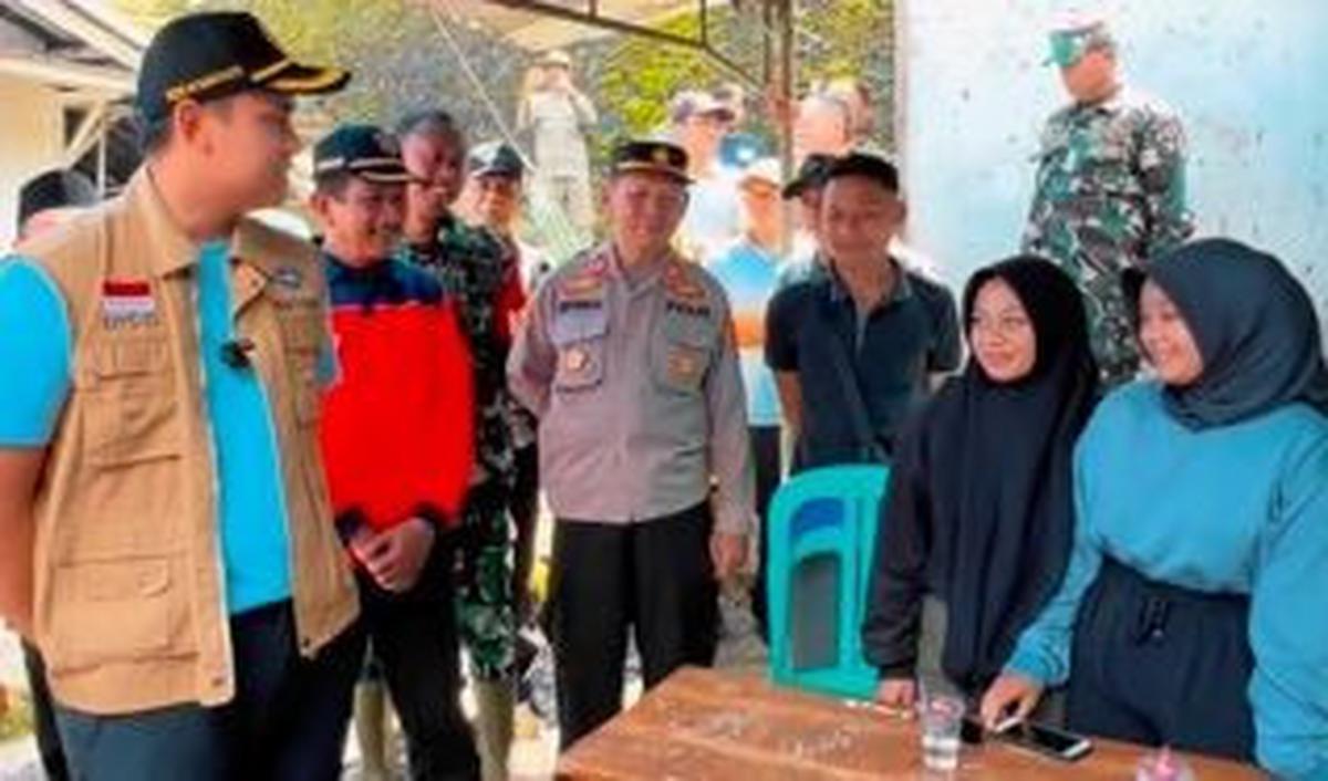 "Saya kalau foto sudah pernah, Pak. minta sangu (uang saku) buat sangu sekolah," kata remaja tersebut.