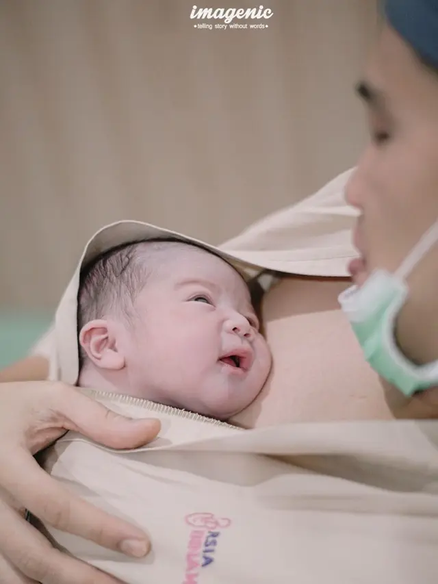 6 Momen Seleb Pria Peluk Anaknya yang Baru Lahir, Penuh Haru