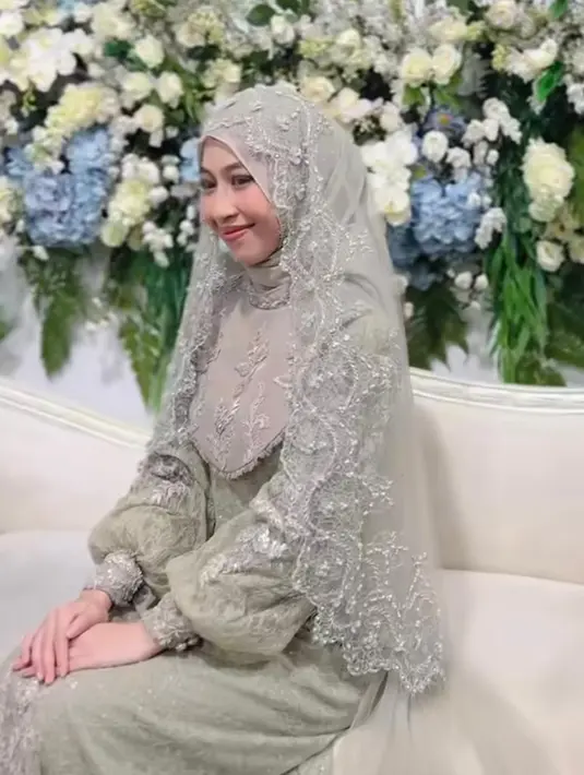 Aksen bib di bagian dada memberi kesan anggun pada gaun Adiba. . [@rasya_shakira/@vivithalib]