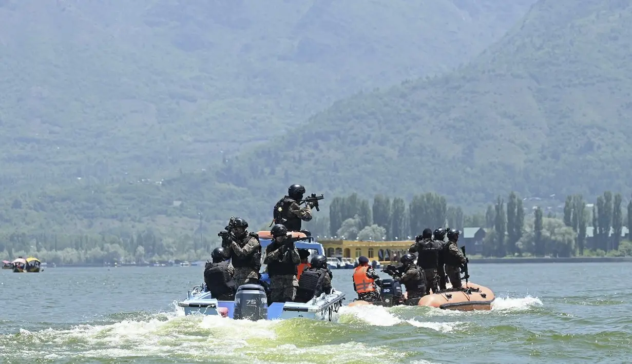 <p>Pakistan menguasai sebagian Kashmir tetapi, seperti India, negara itu mengklaim seluruh wilayah itu. Islamabad mengecam New Delhi karena mengadakan pertemuan di Srinagar. (TAUSEEF MUSTAFA/AFP)</p>