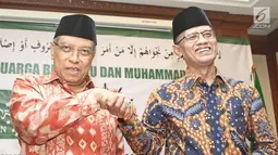 Ketua Umum PBNU KH. Said Aqil Siradj bersalaman dengan Ketua Umum PP Muhammadiyah H. Haedar Nashir saat silaturahim keluarga besar NU dan Muhammadiyah di kantor PBNU, Jakarta, Jumat (23/3). (Liputan6.com/Herman Zakharia)