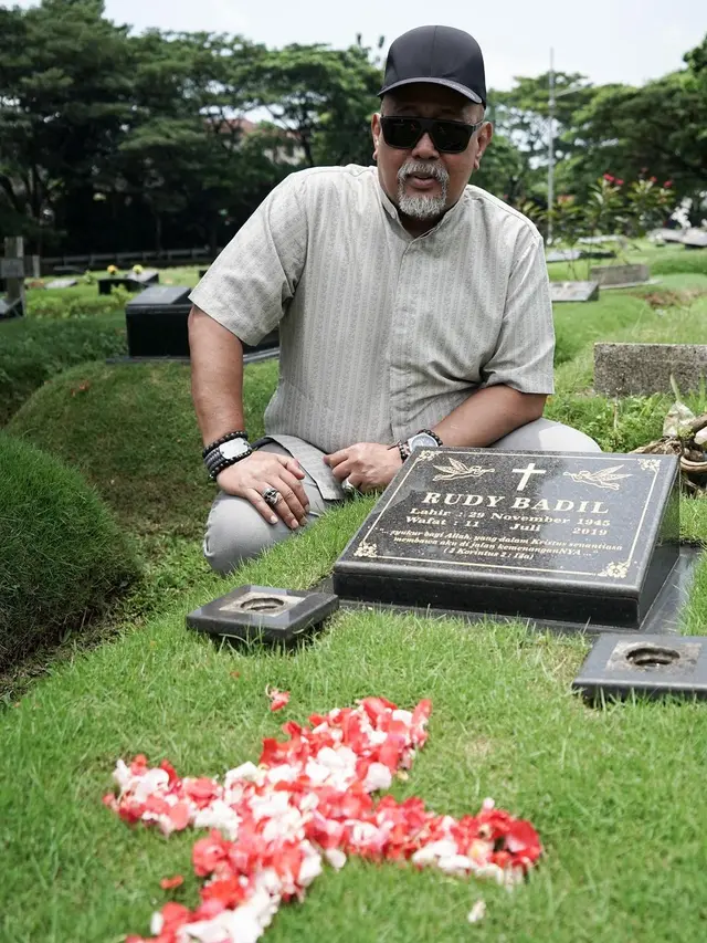 6 Potret Indro Warkop Ziarah ke Makam Dono dan Kasino,Warganet Terharu