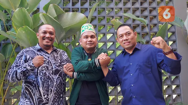 Sekretaris Nasdem Banyuwangi Zamroni (Kiri), Ketua DPC PKB Banyuwangi, dan Ketua DPD PKS Banyuwangi, Faisol Aziz (kanan) lakukan pertemuan untuk pemanangan pasangan Anies -Muhaimmin (Hermawan Arifianto/Liputan6.com)KH Mali Muhtar Safaat (Tengah) dan
