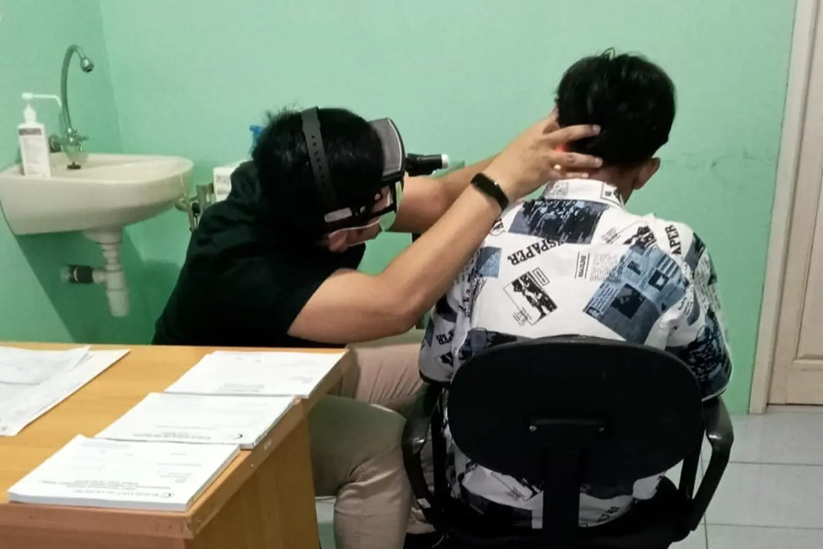 Korban saat menjalani pemeriksaan dan pengobatan telinganya di Dokter Spesialis THT. Foto : (Istimewa).