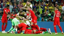 Para pemain timnas Inggris merayakan kemenangan atas Kolombia pada 16 besar Piala Dunia 2018 di Stadion Spartak, Selasa (3/7). Inggris lolos ke perempat final setelah menang adu penalti 4-3 atas Kolombia. (AP/Alastair Grant)