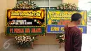 Karangan bunga menghiasi rumah duka tempat disemayamkannya legenda sepakbola Indonesia. Sinyo Aliandoe yang meninggal dunia di RS Mayapada Jakarta, Rabu (18/11/2015). Sinyo wafat pada usia 77 tahun. (Liputan6.com/Helmi Fithriansyah) 