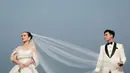 Veil panjang dengan anting bunga menambah kesan romantis pada penampilan Dea Annisa [@deaaannisa]