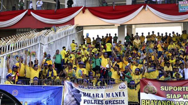 Ratusan suporter memenuhi Stadion Gelora Delta, Sidoarjo, Jawa Timur, Minggu (24/4/2016) WIB. Mereka memeriahkan acara tersebut dalam rangka launching Bhayangkara Surabaya United.