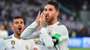 Kapten Real Madrid, Sergio Ramos, merayakan gol yang dicetaknya ke gawang Al-Ain pada laga final Piala Dunia Antarklub di Stadion Zayed Sports City, Abu Dhabi, Sabtu (22/12). Al-Ain kalah 1-4 dari Madrid. (AFP/Giuseppe Cacace)