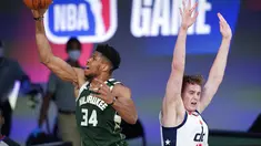 Pebasket Milwaukee Bucks, Giannis Antetokounmpo, berusaha memasukkan bola saat melawan Washington Wizards pada laga NBA, Selasa (11/8/2020). Bucks mengalahkan Wizards dengan skor 126-113. (AP Photo/Ashley Landis, Pool)