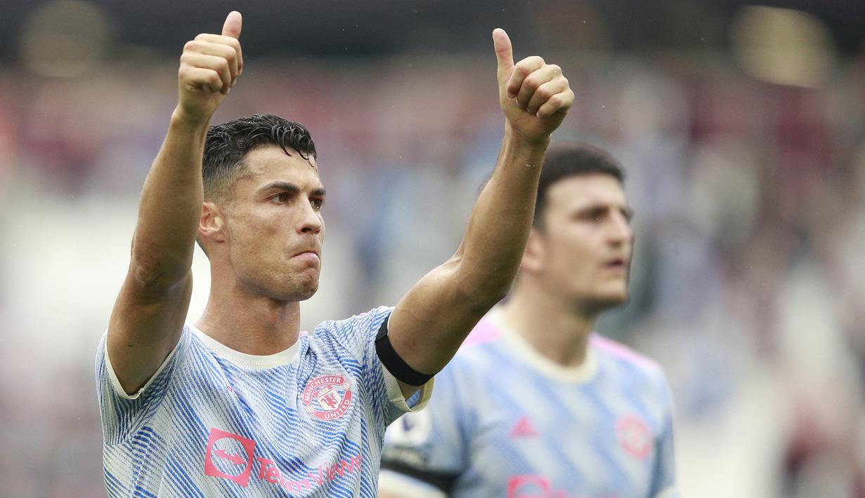 Golden Boot atau sepatu emas Liga Inggris yang musim lalu menjadi milik striker Tottenham Hotspur Harry Kane, pada musim 2021/2022 ini akan lebih sengit diperebutkan dengan hadirnya Cristiano Ronaldo. Hingga pekan ke-5, CR-7 telah mencetak 3 gol. Kandidat lain? (AP/Ian Walton)