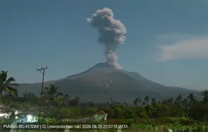 Gunung Lewotobi Laki-Laki Erupsi 1.500 Meter