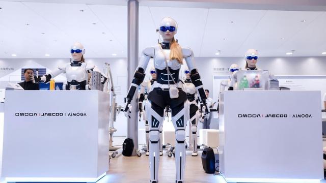 Robot humanoid AiMOGA di Acara OMODA & JAECOO International User Summit 2025 (Istimewa)