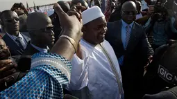 Presiden baru Gambia, Adama Barrow setelah melakukan penerbangan dari Senegal, di bandara Banjul, Gambia, Kamis (26/1). Barrow berlindung di Senegal setelah mengalahkan saingannya, Yahya Jammeh, presiden sebelumnya. (AP Photo/Jerome Delay)