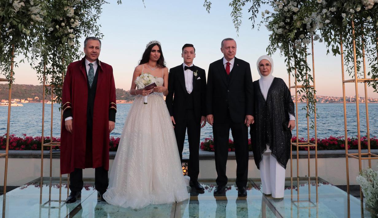 Foto Mesut Ozil Nikahi Ratu Kecantikan Turki Presiden Erdogan Jadi Pendamping Bola Liputan6 Com