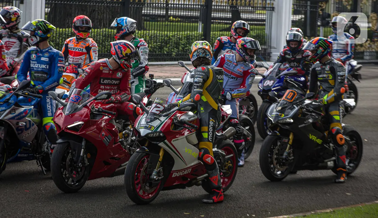 Para pembalap MotoGP bersiap mengambil start untuk melakukan parade dari depan Istana Merdeka, Jakarta Pusat, Rabu (16/3/2022). Parade MotoGP tersebut merupakan rangkaian kegiatan sebelum para pembalap berlaga di MotoGP Mandalika yang berlangsung pekan ini. (Liputan6.com/Faizal Fanani)