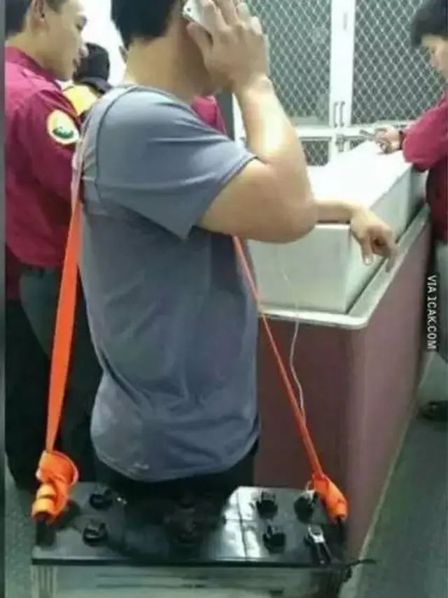 8 Potret Nyeleneh Orang Ngecharge Hape, Aksinya Ini Bikin Geleng Kepala