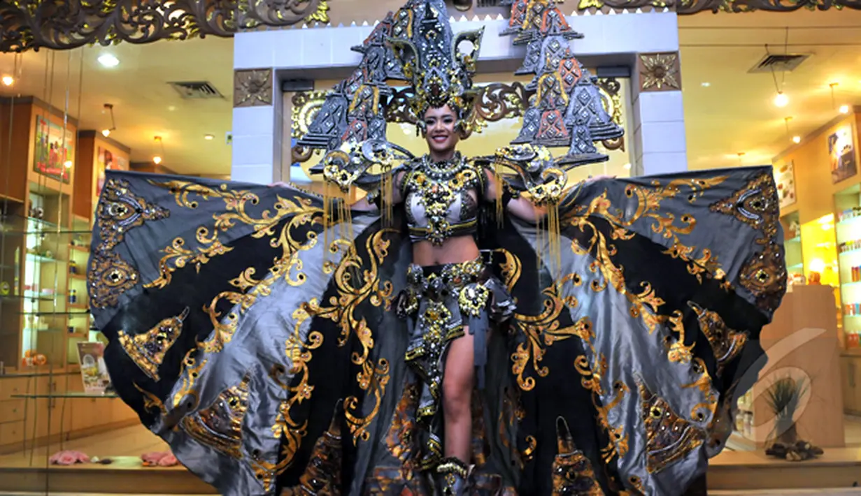 Putri Indonesia 2014 Elvira Devinamira berpose dengan kostum Nasional Kostum "Chronicle of Borobudur", Jakarta, Senin (2/2/2015). (Liputan6.com/Panji Diksana)