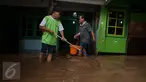 Warga membersihkan lumpur yang memenuhi rumahnya di Jalan Taman Harapan rt 02/03, Cawang, Kramat Jati, Jakarta, Senin (13/2). Warga mulai membersihkan lumpur setelah banjir yang menggenangi pemukiman mereka surut. (Liputan6.com/Gempur M Surya)