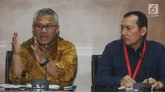 Ketua KPU Arief Budiman (kiri) dan Wakil Ketua KPK Saut Situmorang (kanan) memberi keterangan terkait kerja sama LHKPN di Gedung KPK, Jakarta, Senin (8/4). KPU dan KPK mengumumkan nama-nama anggota legislatif yang telah memberikan LHKPN. (merdeka.com/Dwi Narwoko)
