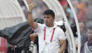 Manajer Persija Jakarta, Ardhi Tjahjoko, memberikan instruksi saat melawan Becamex Binh Duong pada laga Piala AFC di SUGBK, Jakarta, Selasa (26/2). Kedua klub bermain imbang 0-0. (Bola.com/M. Iqbal Ichsan)