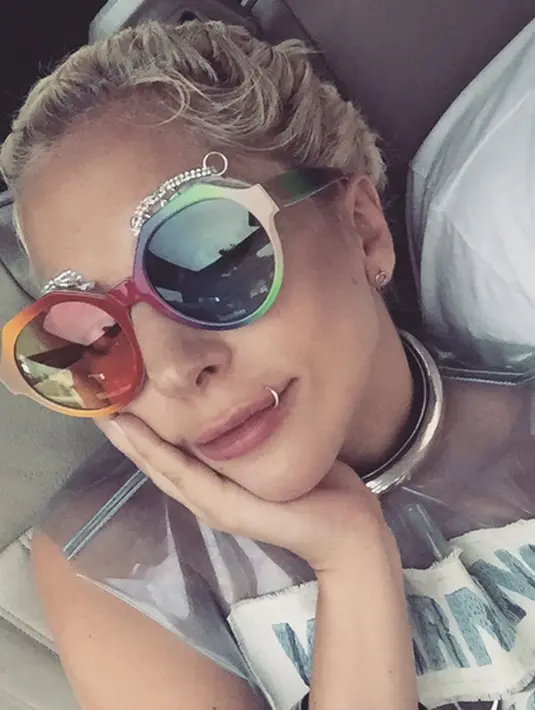 Lady Gaga identik dengan kata 'unik'. Tak terkecuali kacamata miliknya dengan gradasi warna yang unik pula. (via instagram/@ladygaga)