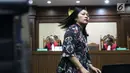 Direktur Keuangan PT Inersia Ampak Engineer (IAE), M Indung Andriani saat menjalani sidang pembacaan putusan sela di Pengadilan Tipikor, Jakarta, Rabu (11/9/2019). Dalam putusan sela, majelis hakim menolak eksepsi yang diajukan M Indung Andriani. (Liputan6.com/Helmi Fithriansyah)