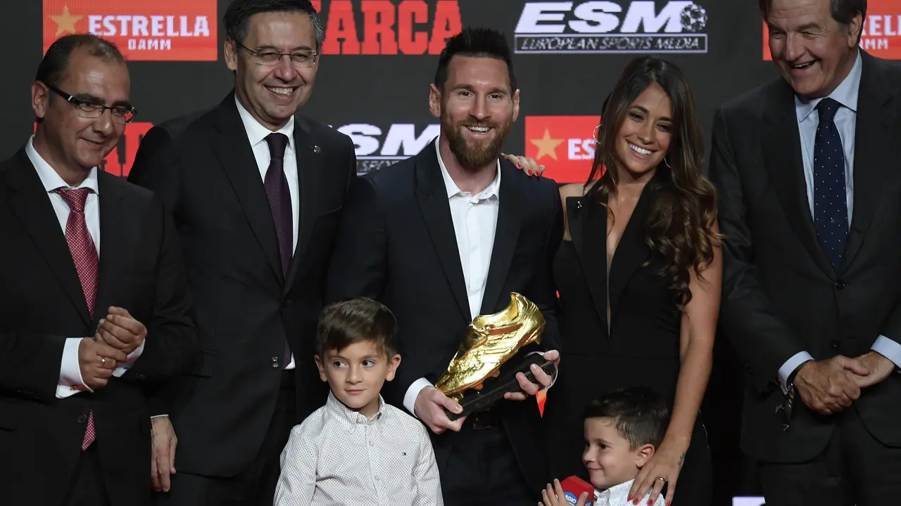 Ditemani Istri dan Anaknya, Lionel Messi Terima Sepatu Emas ke-6