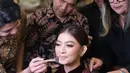 Aksen bordiran emas yang menghiasi kebaya sampai selendang memberi impresi mewah pada penampilannya. [@rama_jee].