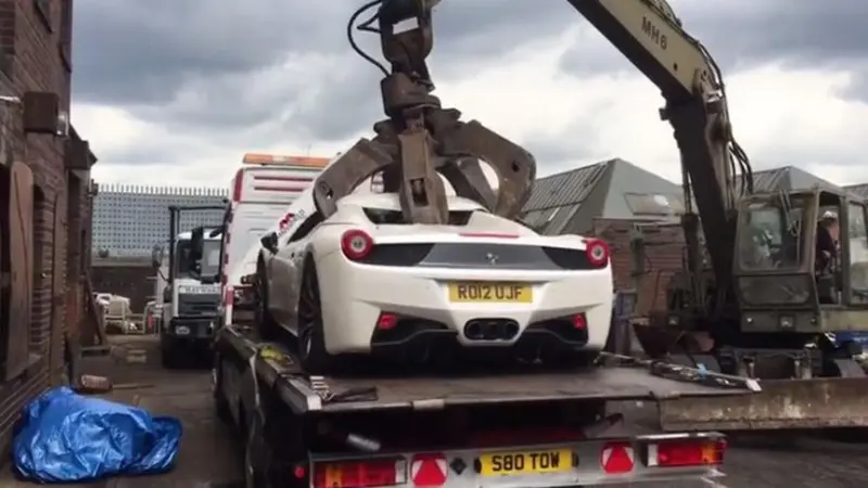 Ferrari 458 Spider Dihancurkan