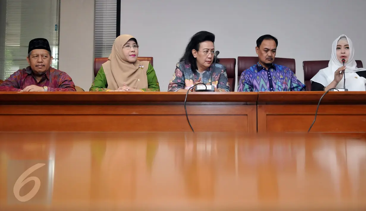 (ki-ka) Anggota DPD Saeli Karim , Eni khaerani  bersama Wakil Ketua DPD RI GKR Hemas, Ketua Komite III DPD Hardi Selamat Hood, dan Wakil Ketua Komite III Fahira Idris saat jumpa pers di Jakarta, (23/5). (Liputan6.com/Johan Tallo)