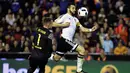 Kiper Barcelona,  Marc-Andre Ter Stegen (kiri)  mencoba menghalangi pergerakan pemain  Valencia, Alvaro Negredo pada leg kedua semifinal Copa Del Rey di Stadion Mestalla, Valencia, Kamis (11/2/2016) dini hari WIB. (AFP/Jose Jordan)