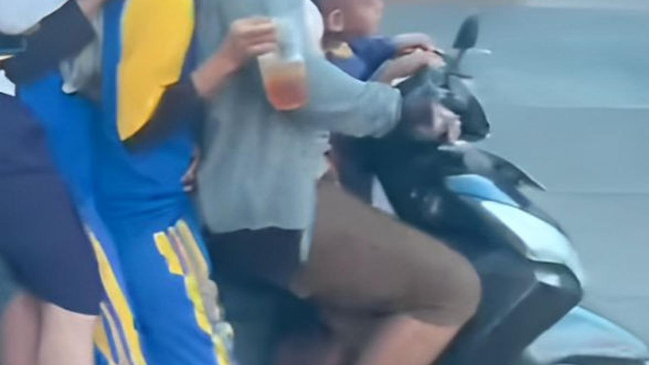 Tanpa takut, mereka berani boncengan enam saat menjemput anak sekolah