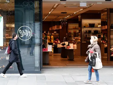 Sejumlah orang berjalan melewati toko yang dibuka kembali di jalan Graben di Wina, Austria, (14/4/2020). Beberapa toko dan bisnis di Austria mulai dibuka kembali sejak Selasa (14/4). (Xinhua/Guo Chen)
