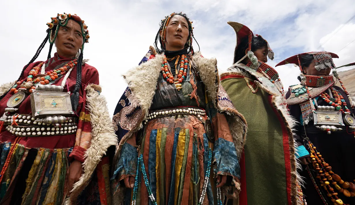 Para perempuan dalam balutan pakaian tradisional Burang terlihat di Wilayah Burang, Prefektur Ali, Daerah Otonom Tibet, China pada 28 Juli 2020. Pakaian tradisional Burang, yang dihiasi dengan emas, perak, mutiara serta perhiasan lainnya, memiliki sejarah lebih dari 1.000 tahun. (Xinhua/Zhan Yan)